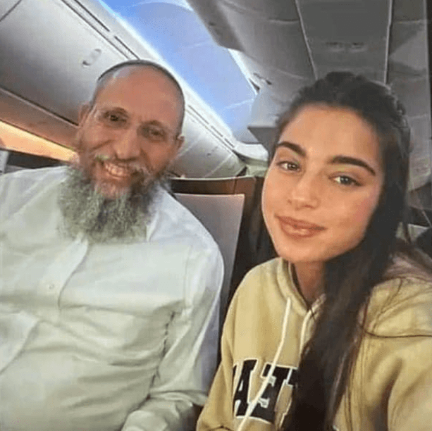 המפגש המפתיע של הרב והכוכבת בטיסה חזרה לישראל