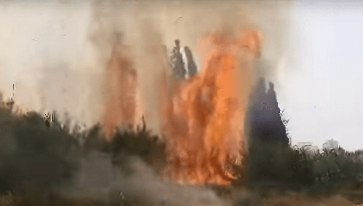 שריפת ענק פרצה סמוך לפתח תקווה; תנועת הרכבות באזור הופסקה