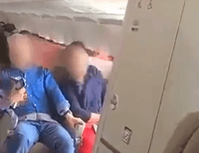 "אנשים פשוט התעלפו": גבר כבן 30 פתח את דלת המטוס במהלך הטיסה | צפו