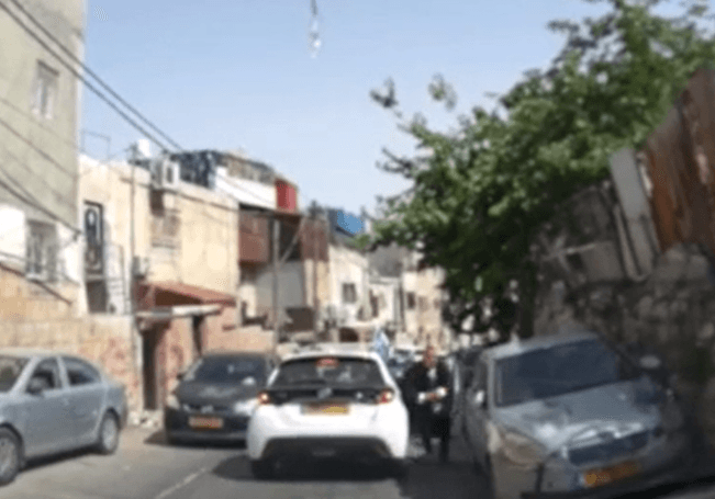 תיעוד בלעדי: מפקד תחנת משטרה מחופש לחרדי מסתער על מחבלים במזרח י-ם