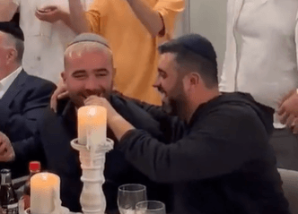 באירוע של המיליונר החרדי: עומר אדם וישי ריבו בדואט משותף | צפו