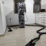 הסכנה: איך מים כלואים מתחת לרצפה עלולים להרוס את ביתכם ובריאותכם