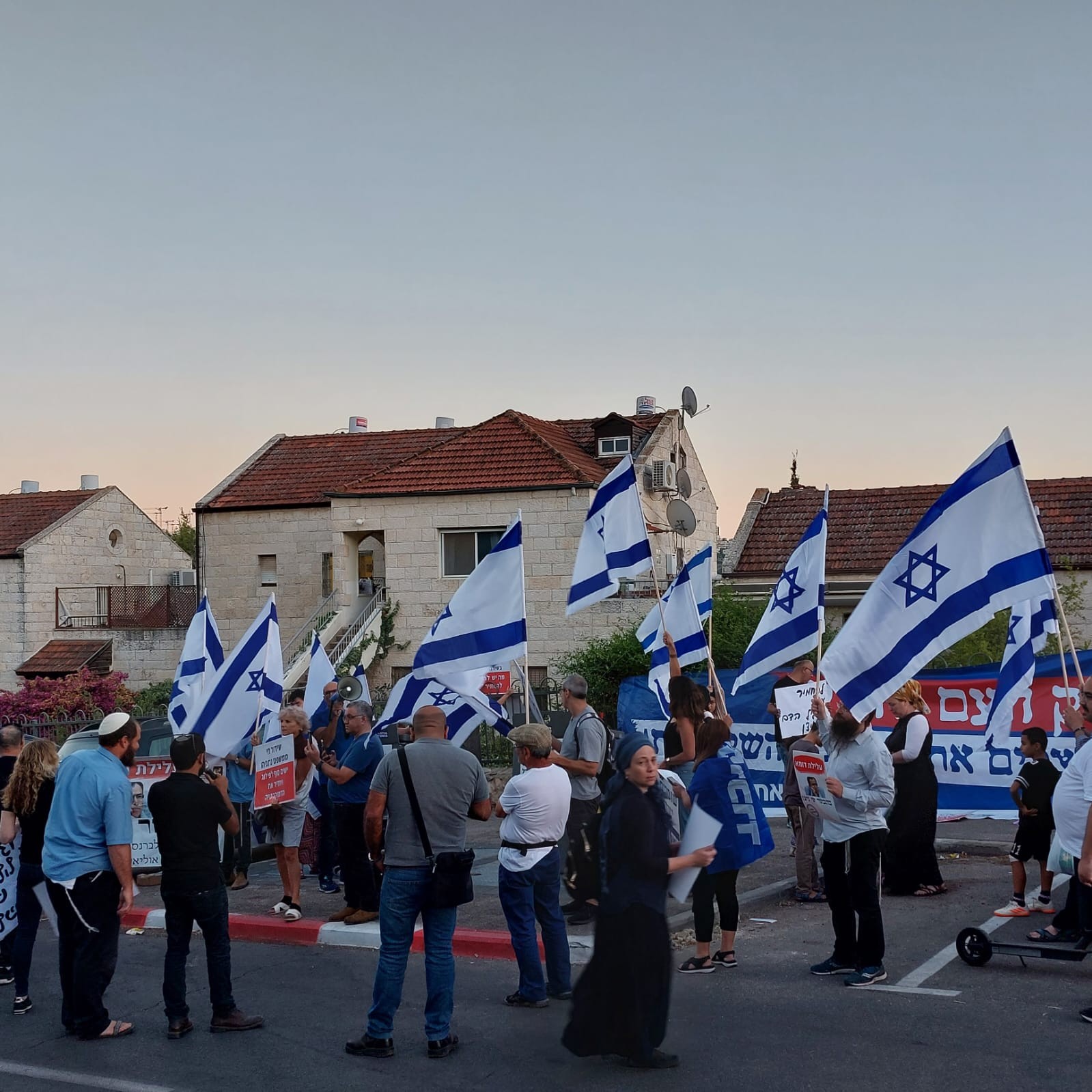 "הכניס את המדינה לסחרור": פעילי ימין הפגינו הערב מול ביתו של שי ניצן