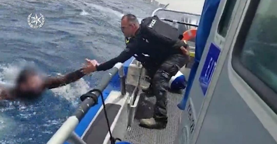 רחוקים מהחוף ובאפיסת כוחות: חילוץ דרמטי מול חופי הרצליה | תיעוד
