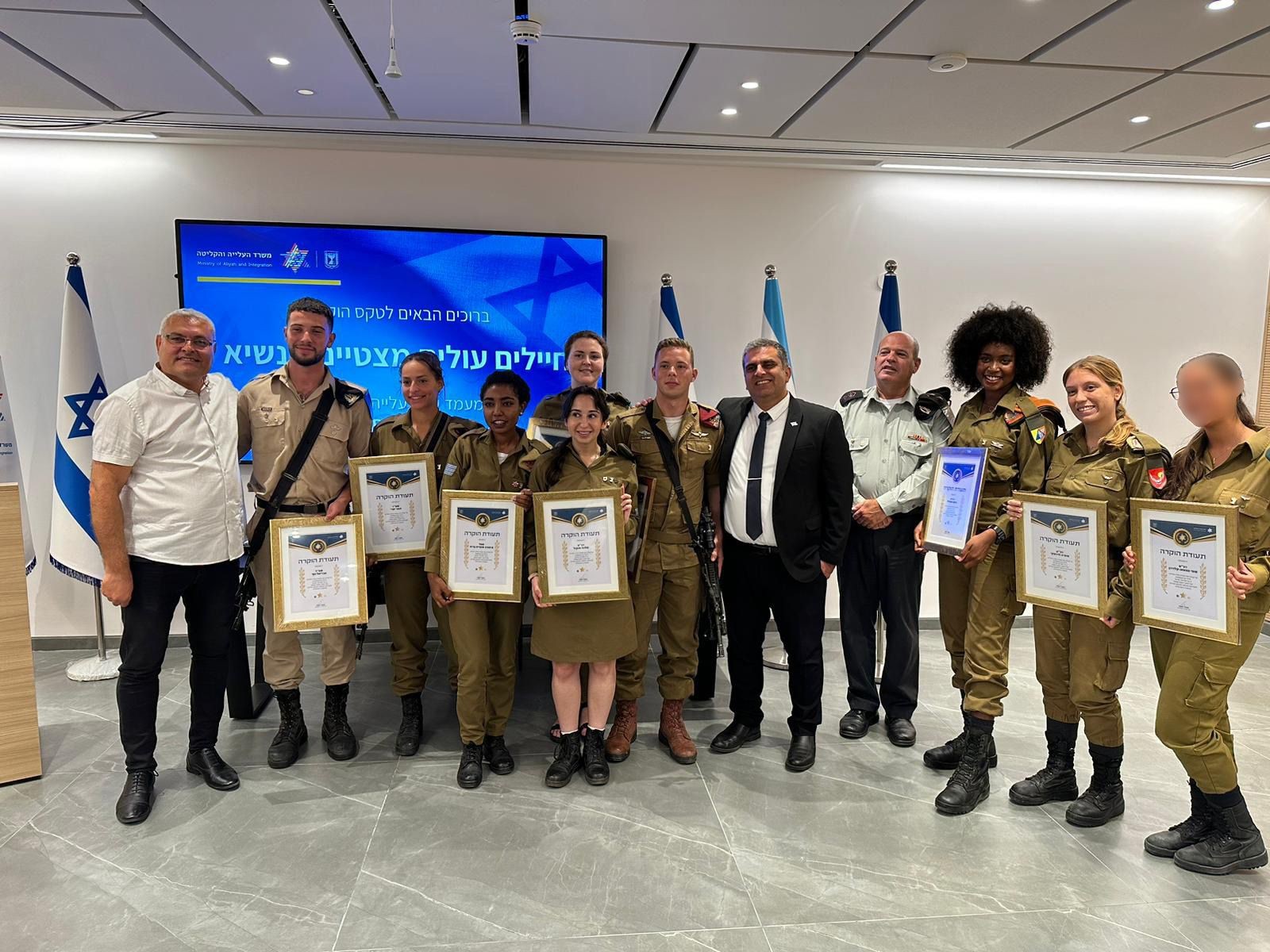 "לכל אחד סיפור ייחודי": המפגש המרגש בלשכת השר סופר