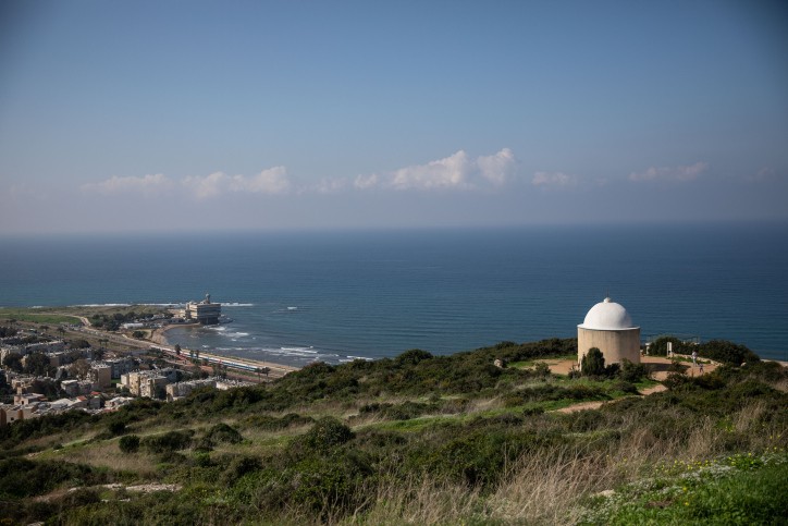 חיפה: חסידים החלו להתפלל במנזר בעיר - ובמשטרה מגבירים כוננות