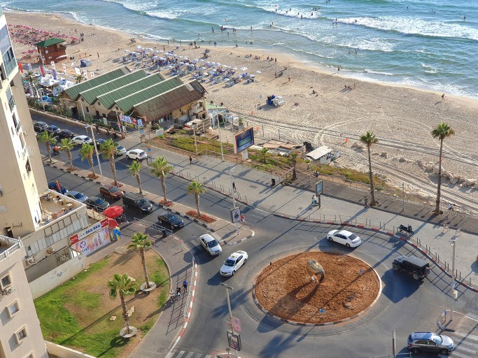 לעיני השוטרים: חשוד תקף עובד בחוף בבת ים - ושלף סכין | צפו
