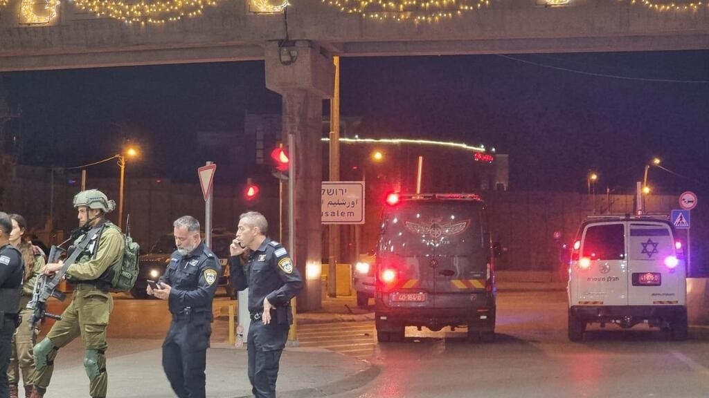 הלילה: שני מאבטחים נפצעו בפיגוע ירי במחסום קלנדיה