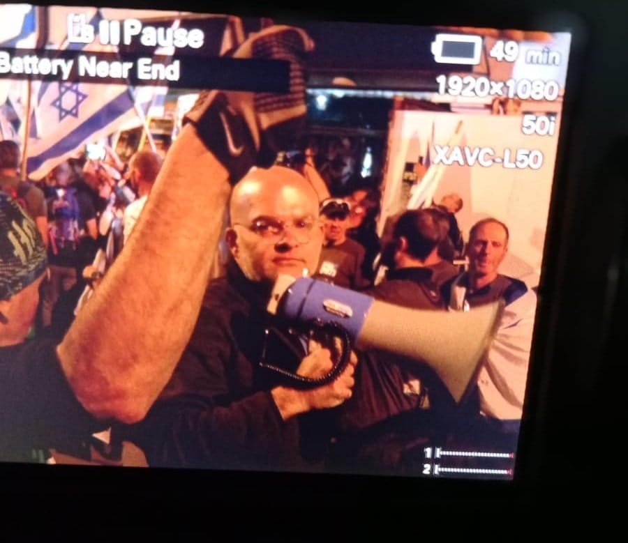 לא עוצר: הפעיל שנעצר אתמול בפ"ת תקף בעבר את כתבתנו במהלך הפגנה