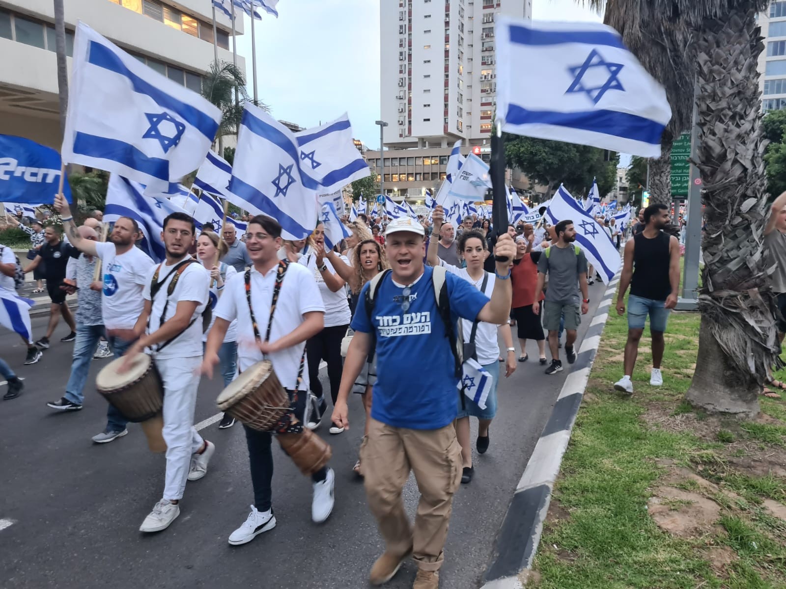 לא מוותרים: אלפים צעדו בתל אביב בקריאה לחקיקת הרפורמה המשפטית בכנסת