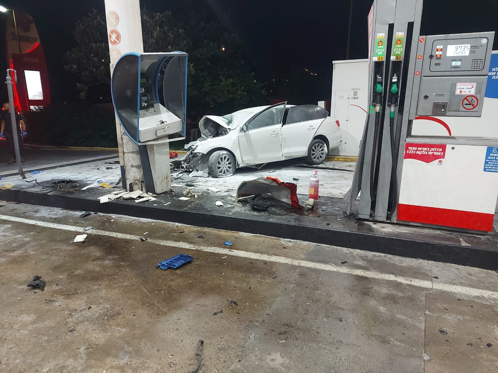 רכב התנגש בעוצמה בעמדת תדלוק - ארבעה בני אדם נפצעו