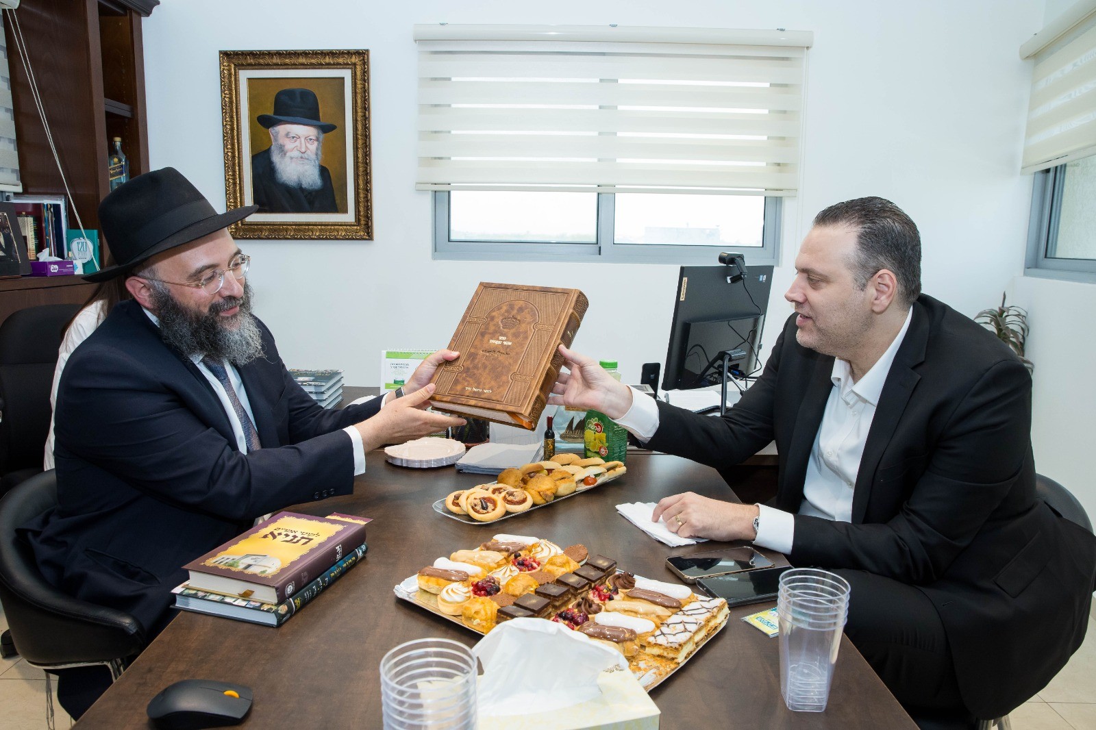 השר זוהר גילה: יש לי קביעות בלימוד בספר הזוהר