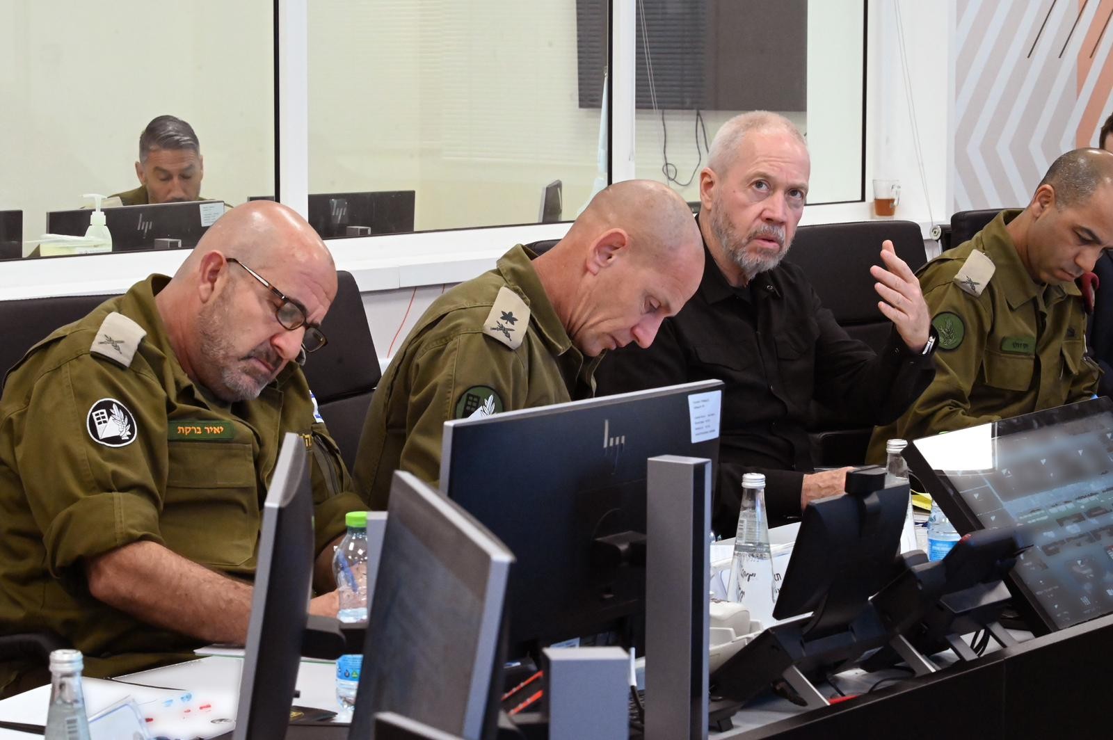 שר הביטחון יואב גלנט במפקדת פיקוד העורף ברמלה | צילום: אריאל חרמוני, משרד הביטחון