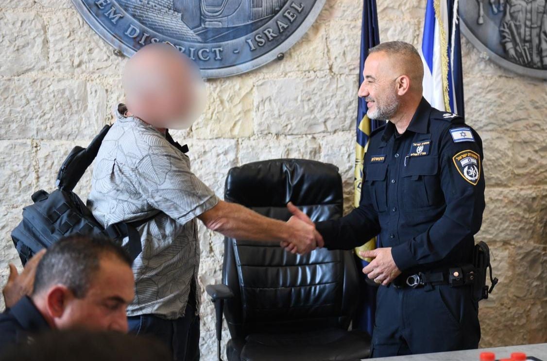 מוקירים: ממ"ז ירושלים העניק תעודה לג' שנטרל את המחבל בפיגוע