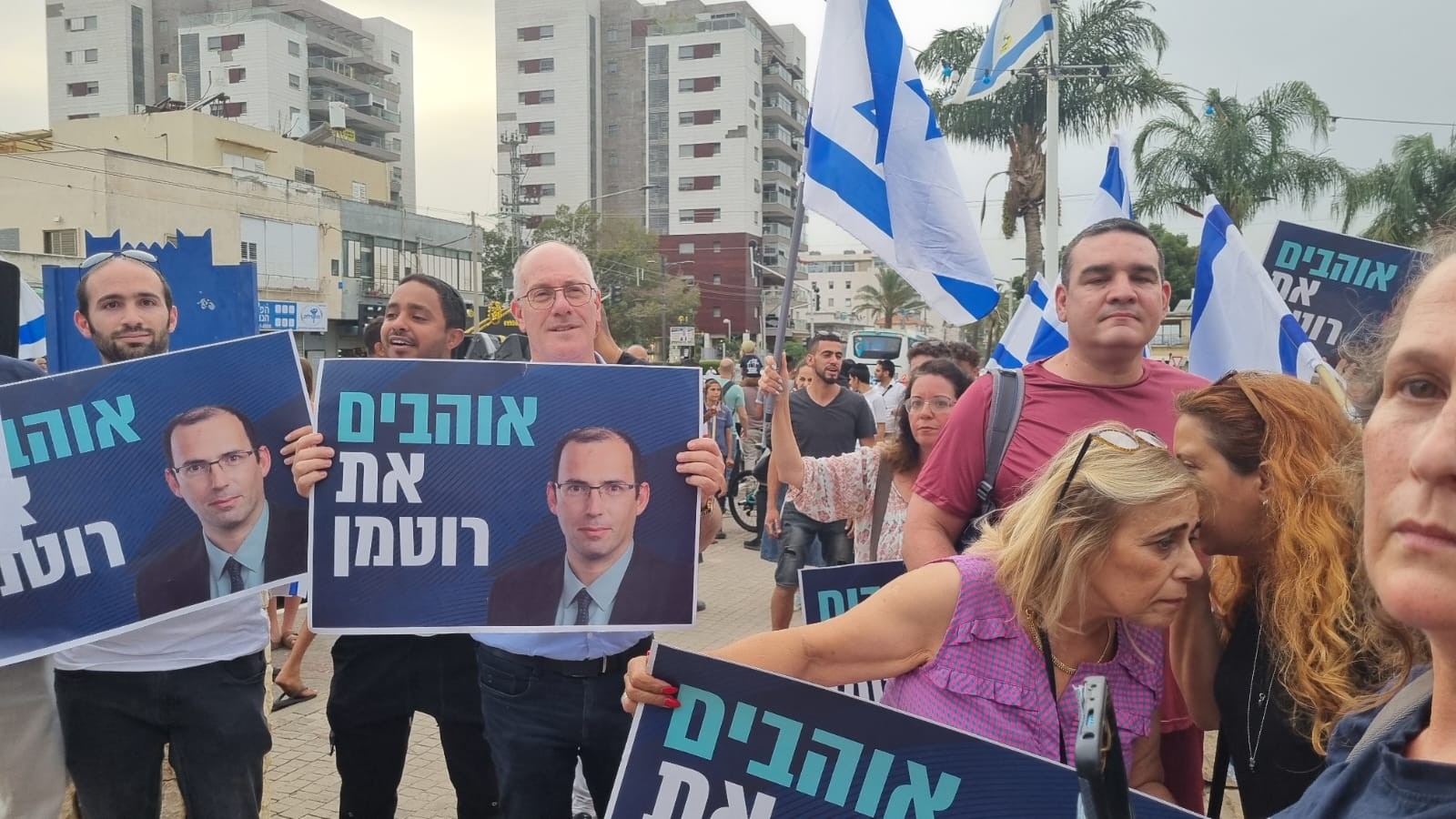 "תומכים ברפורמה המשפטית": קבלת הפנים ההמונית שחיכתה לח"כ רוטמן בנתב"ג