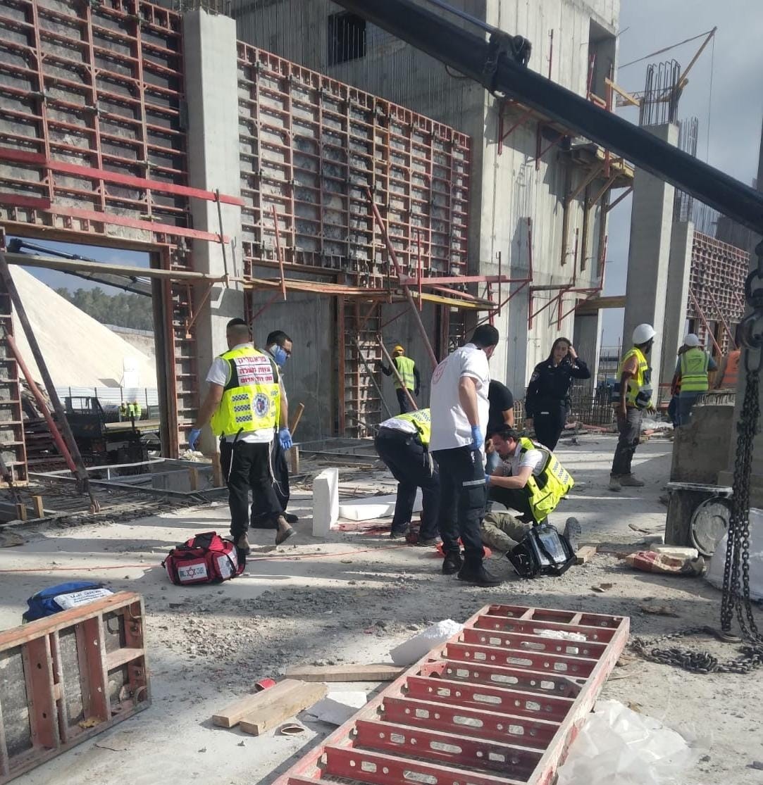 בית שמש: פועל כבן 40 נהרג מפגיעת חפץ כבד במהלך עבודתו