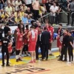 מביש: קומץ מאוהדי הפועל ת"א ביזו את הטקס לזכר השוטרים
