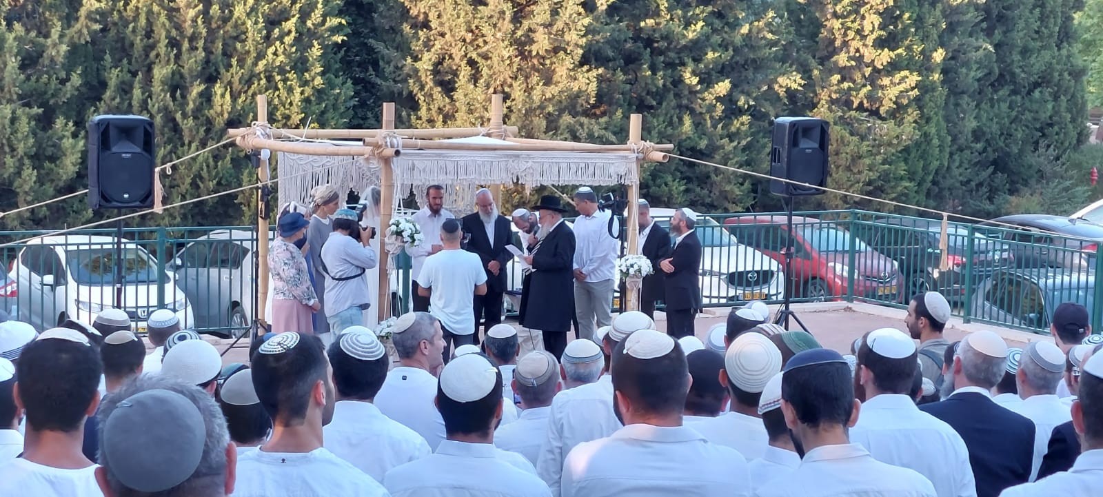 מרגש: בן הרב ובת האלוף נישאו תחת חופה שנעשתה לזכר 1,100 עצים שנעקרו