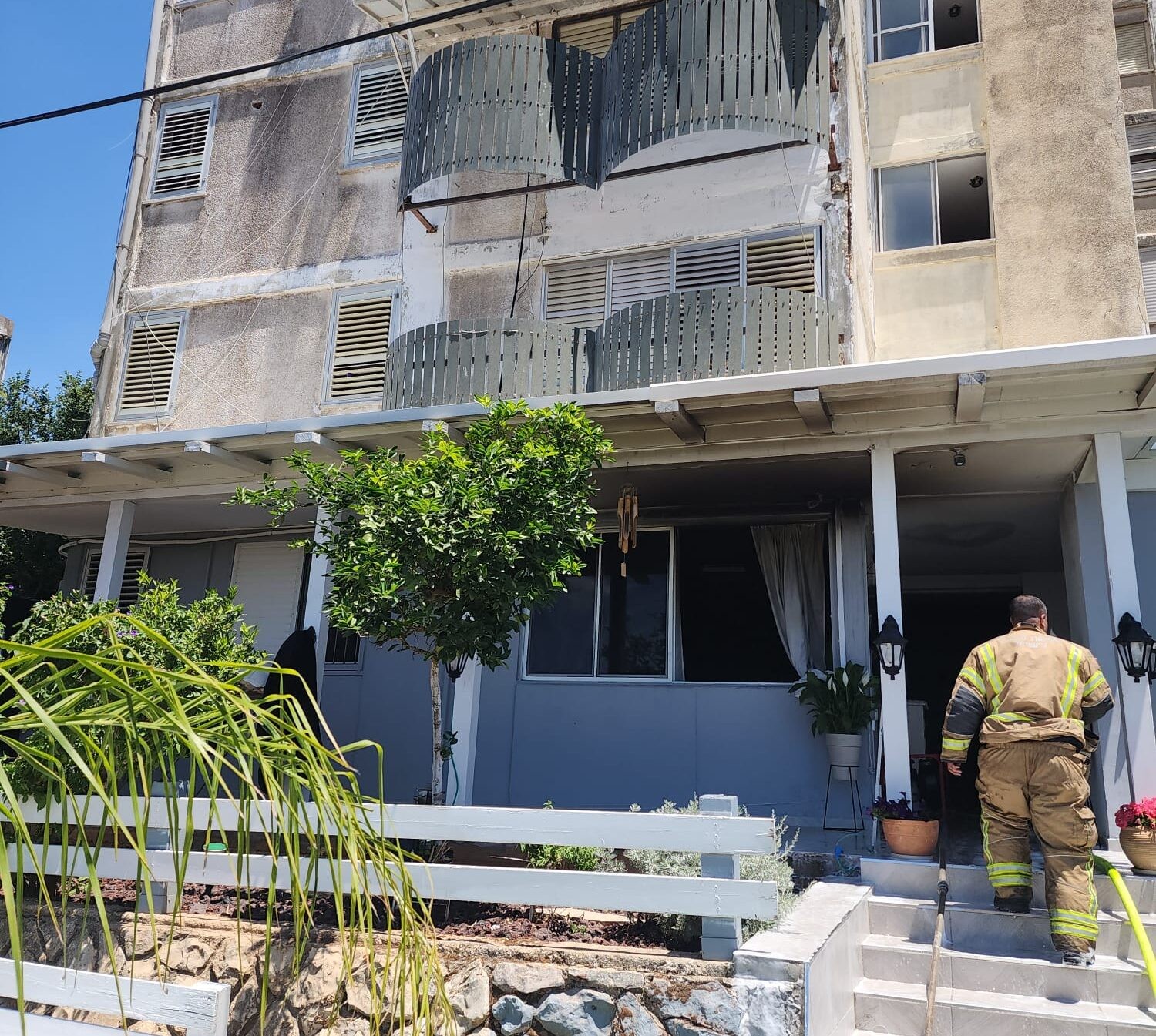 קיבלו הוראת הסתגרות: שריפה פרצה בבניין בן 8 קומות בנוף הגליל 