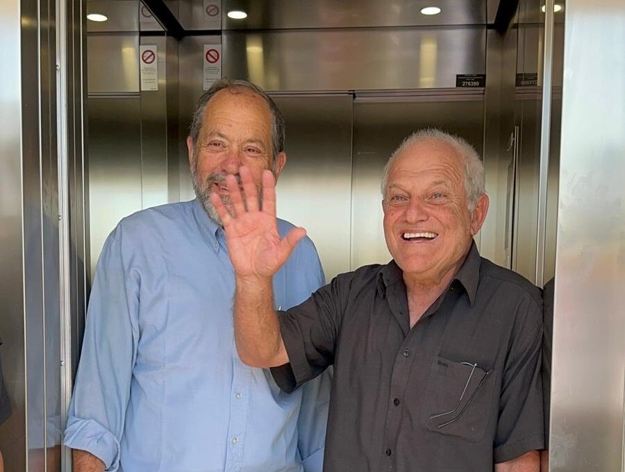 שר התיירות חיים כץ, עולה במעלית הנגישה במערת המכפלה בפעם הראשונה | קרדיט: דוברות