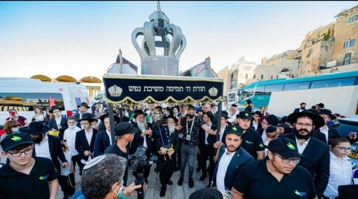 בפעם השמינית: בחב"ד נערכים להכנסת ספר התורה של 'ילדי ישראל'