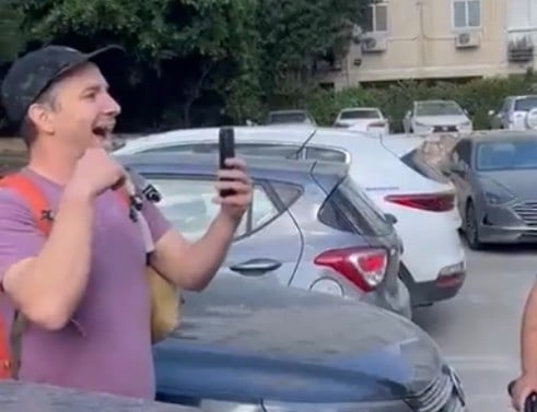 "אתה איש מביש!": השר מהליכוד בעימות חריף עם עוברי אורח | צפו