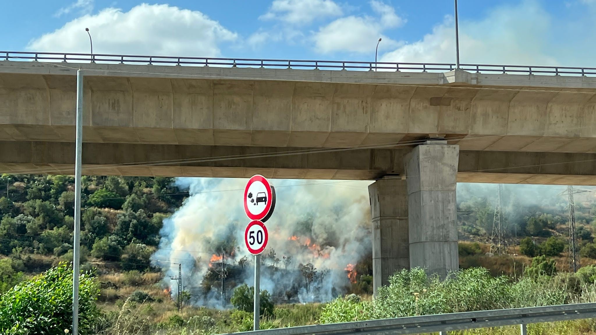 סמוך לכביש 1: שריפת ענק פרצה בירושלים ואיימה על קו הבתים הראשון