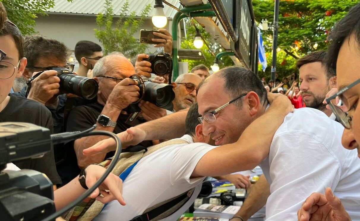 מהומה בת"א: בזמן שמפגיני השמאל קוראים "בושה" - רוטמן מתחבק עם תומכיו