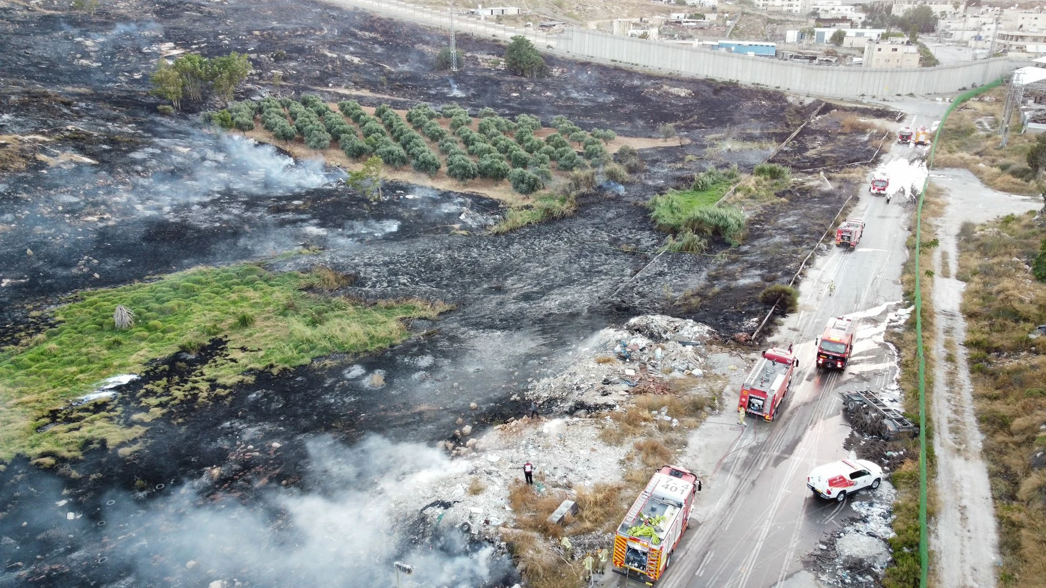 לאחר מספר שעות: הושגה שליטה בשריפה שסיכנה מפעלים רגישים ובתי מגורים
