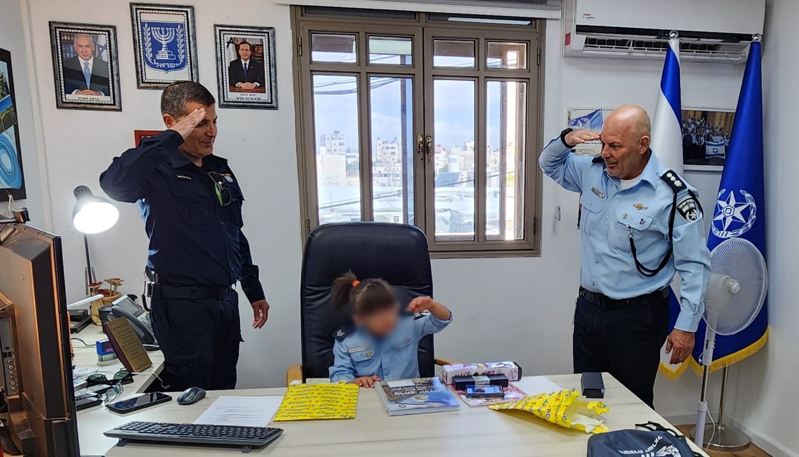 שוטרת ליום אחד: ניידת המשאלות של המשטרה הגשימה חלום לילה בת 8 | צפו