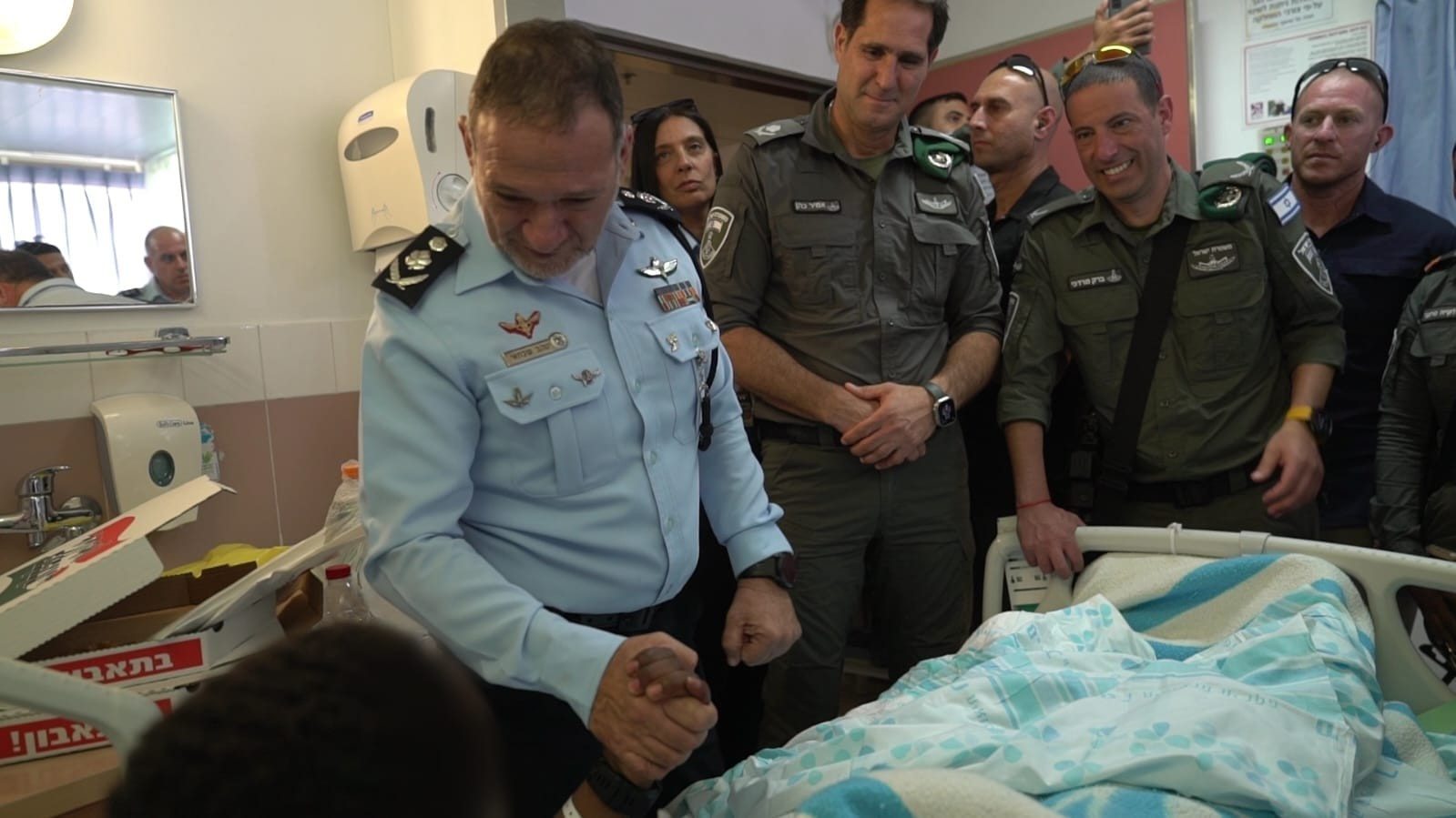 שבתאי במהלך הביקור. צילום: דוברות המשטרה.