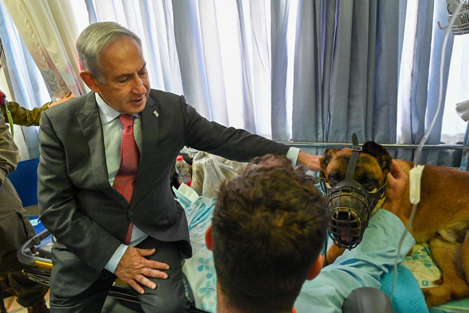 ראש הממשלה בנימין נתניהו בביקור הפצועים | צילום: קובי גדעון /לע"מ