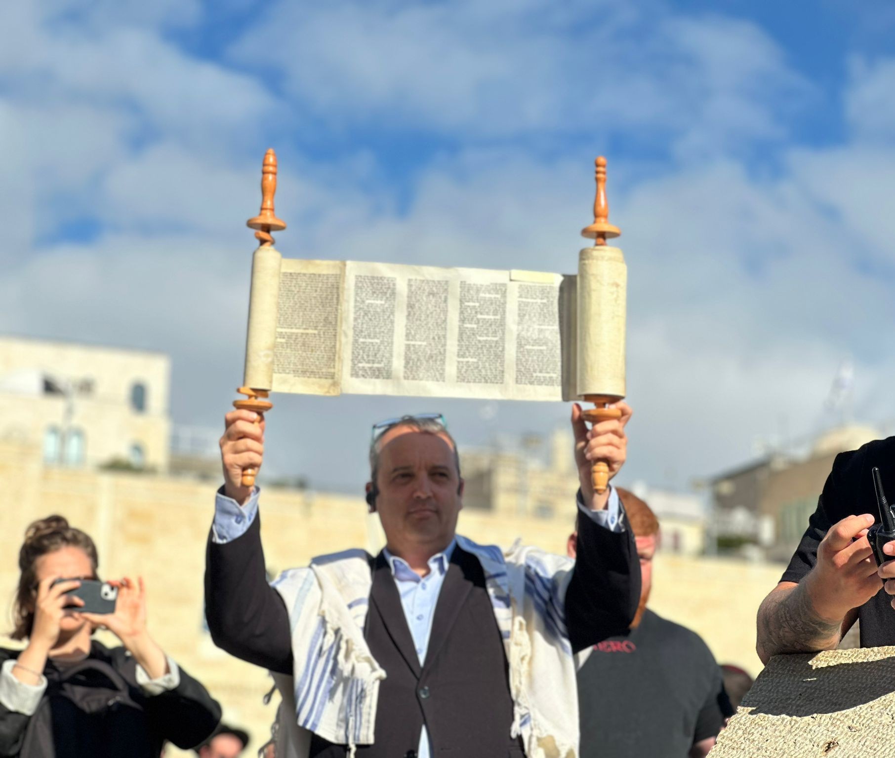 ח"כ קריב מקריא לנשות הכותל ספר תורה, היום | קרדיט: דוברות קריב