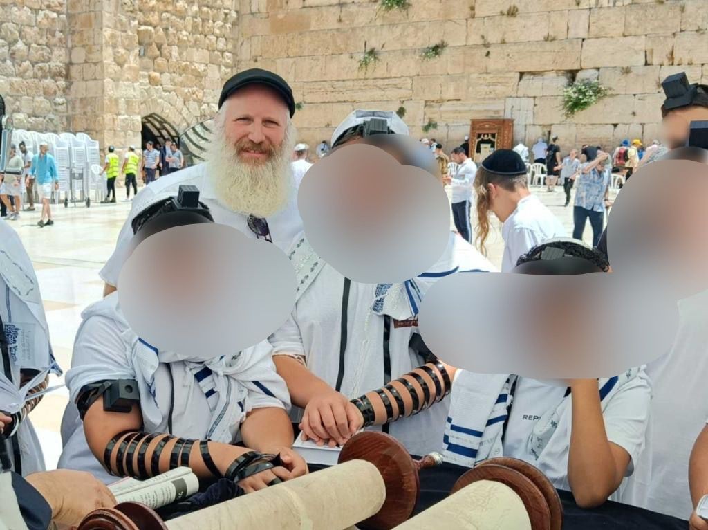 מרגש: 8 נערים שחולצו מכפרים ערביים עם אימותיהם - חגגו בר מצווה בכותל
