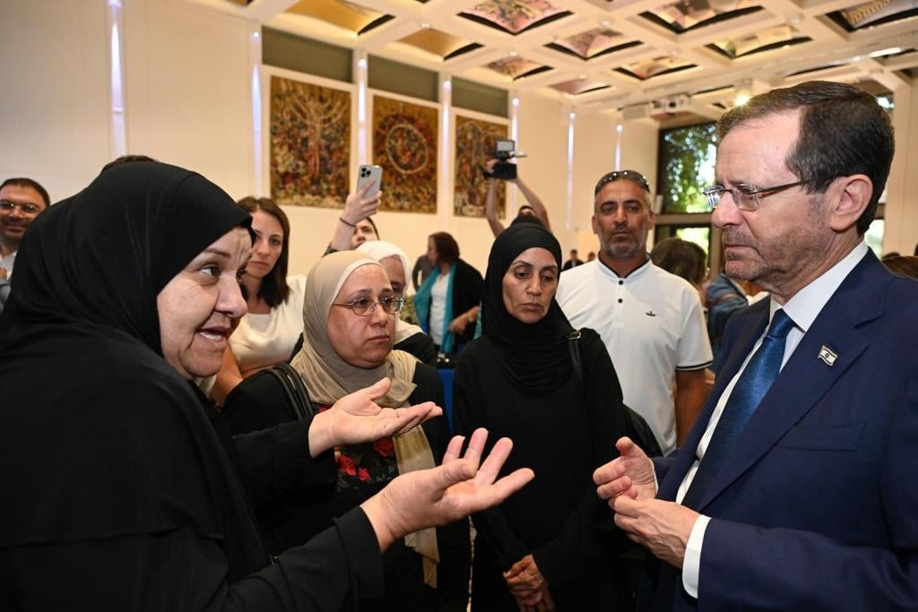 נשיא המדינה, יצחק הרצוג ורעייתו מיכל מארחים נשים ואימהות שאיבדו את יקיריהם מהחברה הערבית, ארכיון | צילום: חיים צח/ לע״מ