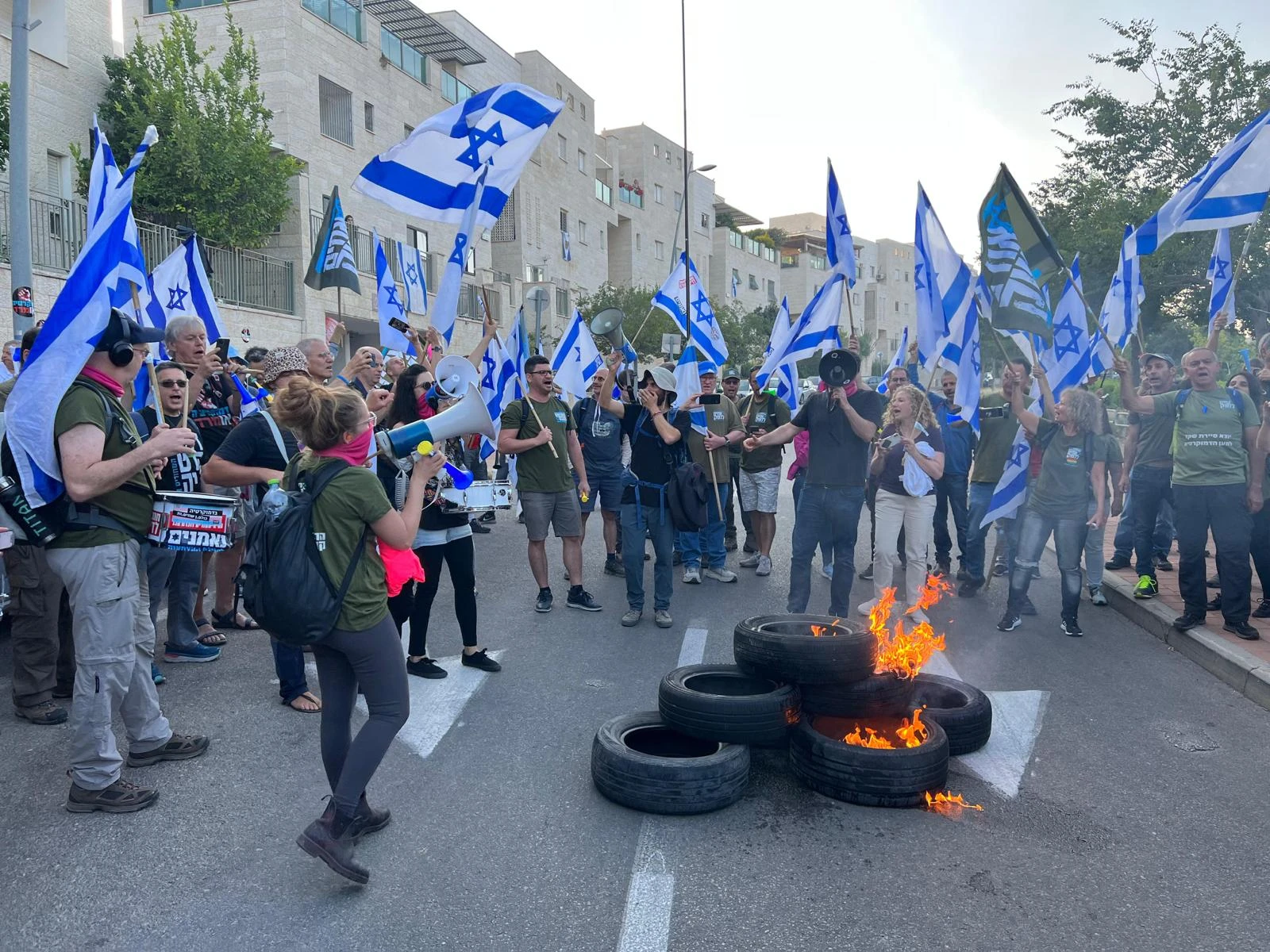 בוקר לא שקט: מפגינים חסמו את הכניסה לרחוב של השר לוין בגדרות תיל