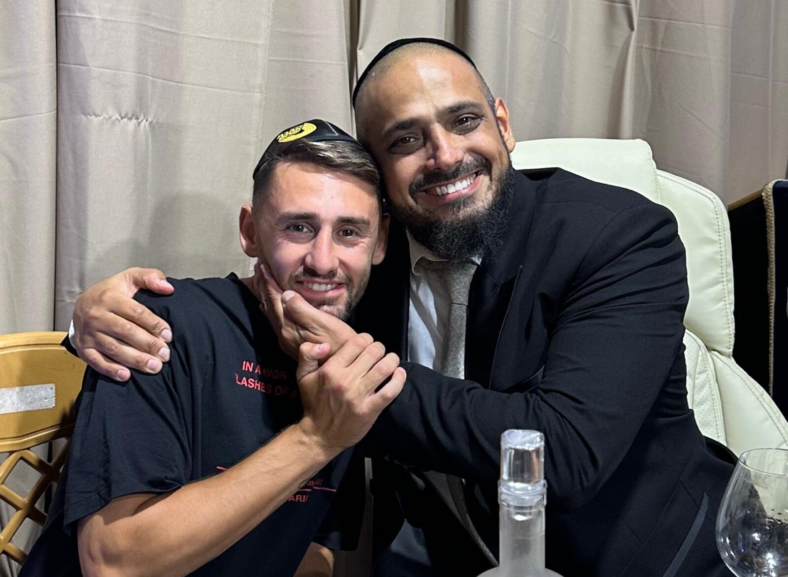 עמד בהבטחה: הכדורגלן עומר אצילי קיים סעודת הודיה