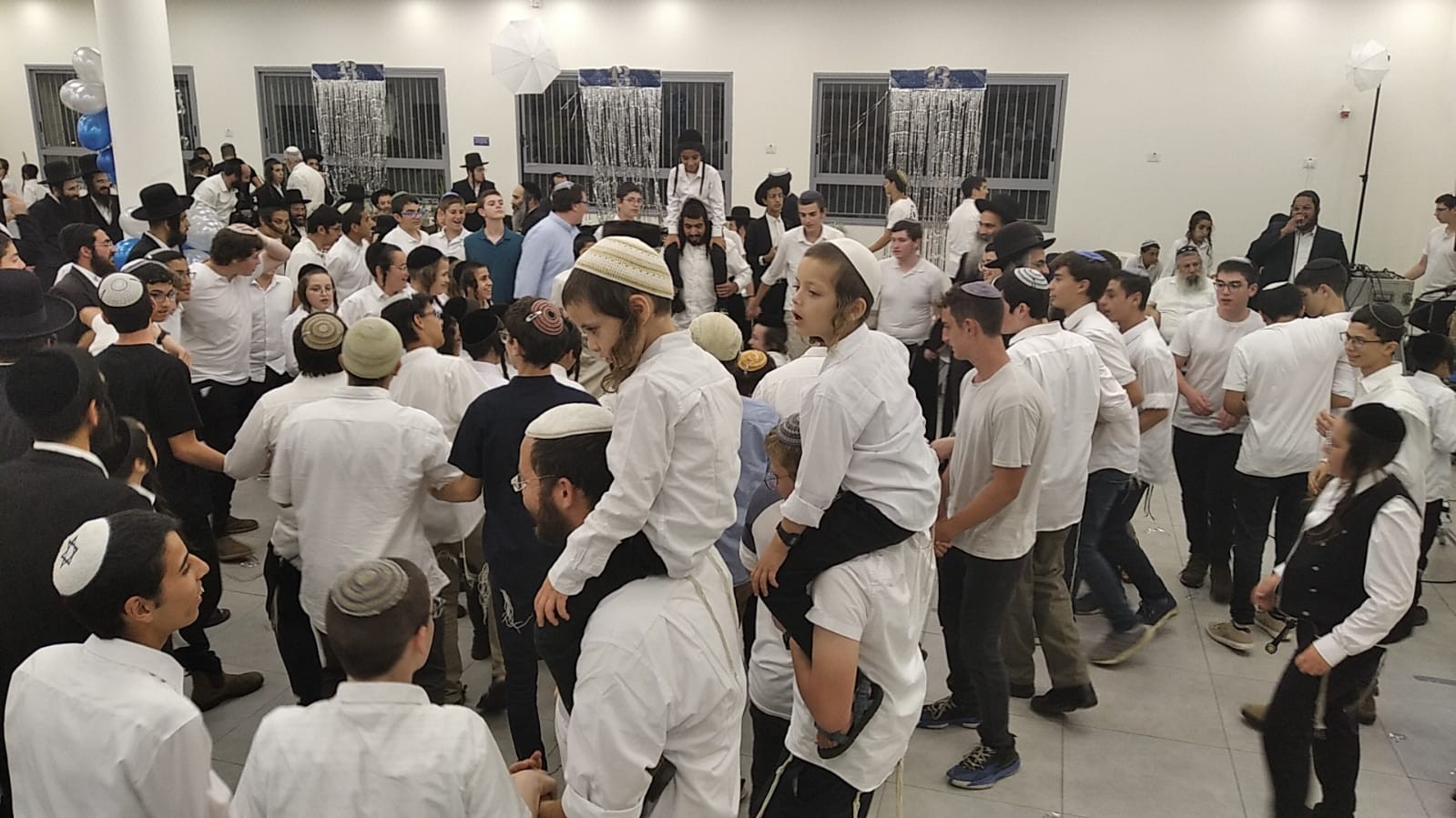 מרגש: חגיגת בר מצווה לבן של פצוע מפיגוע טרור - שנקלע למצב כלכלי קשה