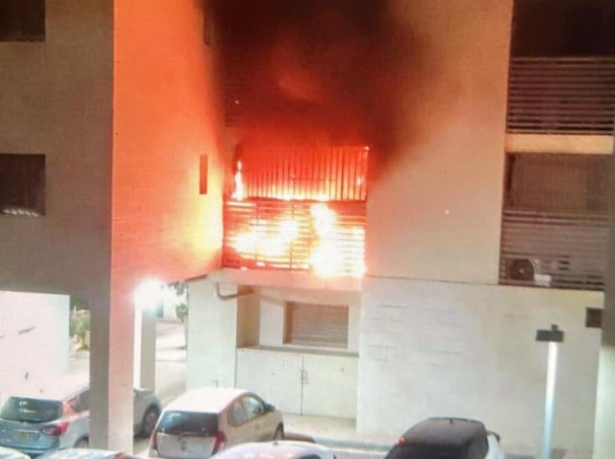 שריפה פרצה בבניין מגורים בבאר יעקב; 3 לכודים חולצו, בת 9 פונתה לביה"ח