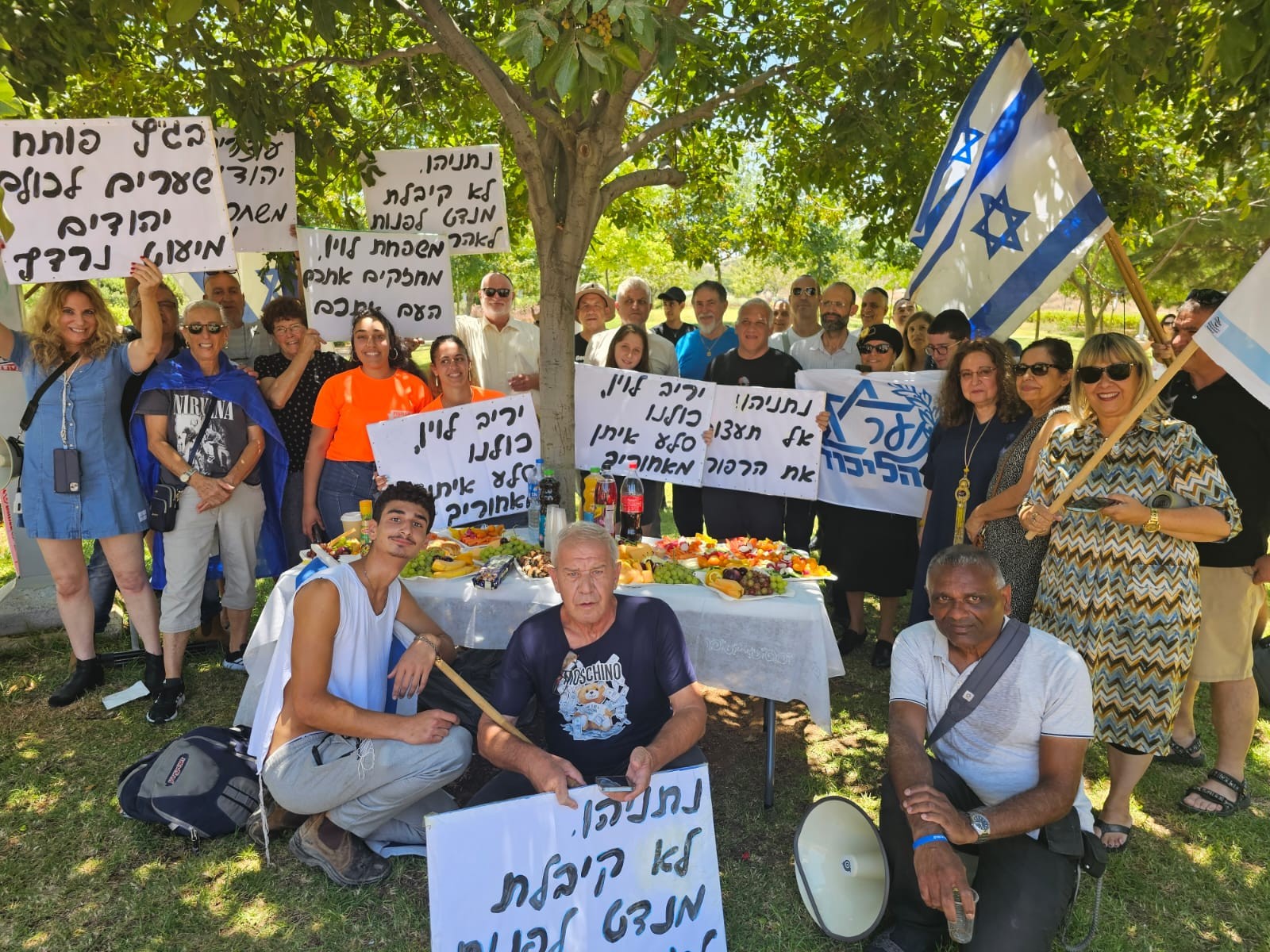 אחרי הפגנת השמאל: עשרות תומכים מול ביתו של יריב לוין | צפו