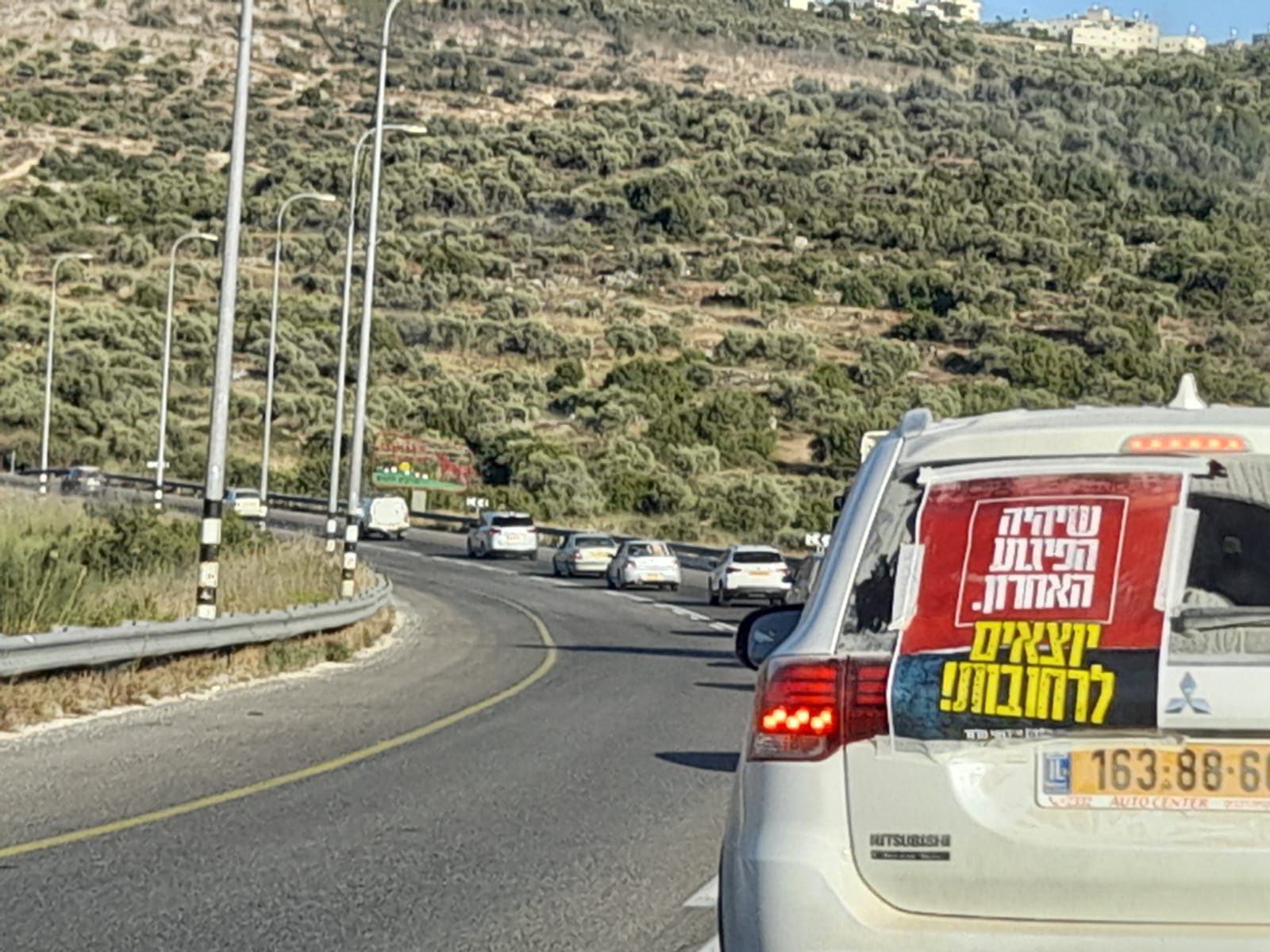 שיירת רכבים לעלי. ללא