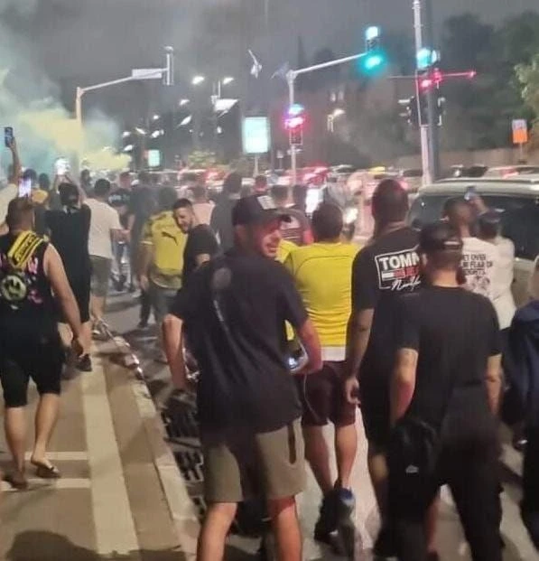 אוהדי בית"ר במחאה מחוץ לביתו של תובע ההתאחדות: "דין לבית"ר ודין לשאר"