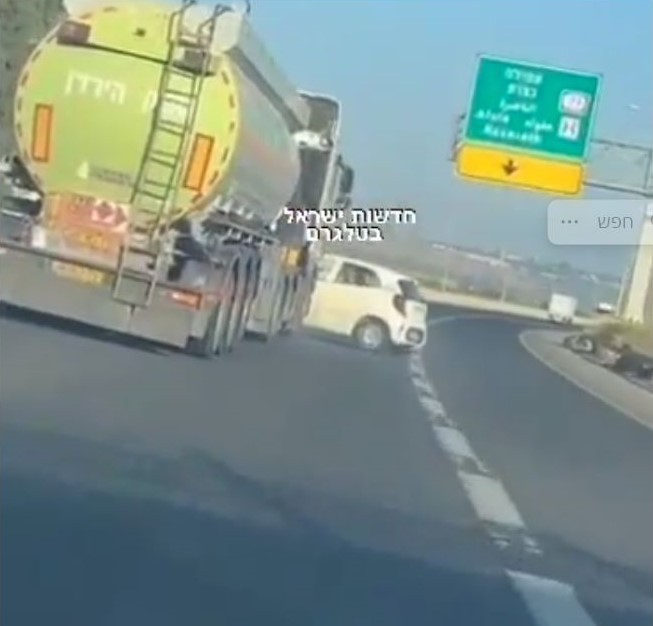 תיעוד חריג: משאית הובלה התנגשה ברכב פרטי וגררה אותו לאורך עשרות מטרים