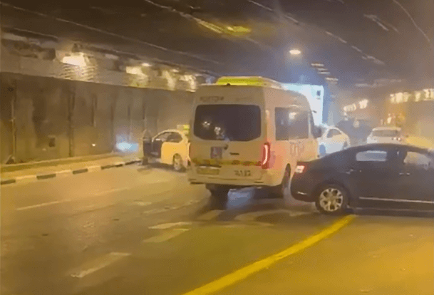 בעקבות שמן על הכביש: תאונת שרשרת מזעזעת במחלף לה גוארדיה | תיעוד