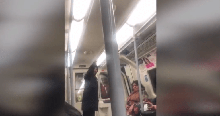הרכבת התחתית של לונדון: נערה יהודייה עם תסמונת דאון - הותקפה