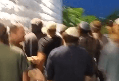 מח"ט בנימין הגיע לנחם את משפחת הנרצח מעלי - וגורש מהמקום ע"י מפגינים