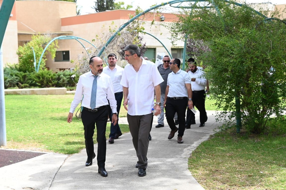 ביקורו של השר מרגי בכפר השיקומי בדרום | צילום: אדיר הרוש