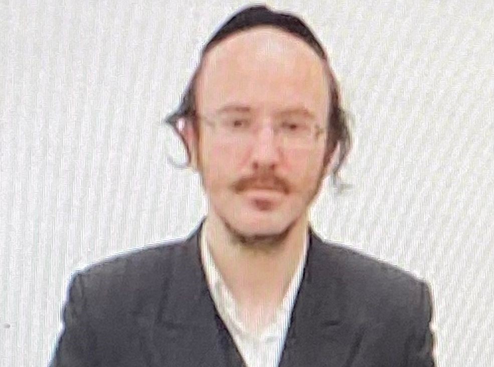 חשד לקורבנות נוספים: המשטרה קוראת לקטינים שנפגעו מעובד הסופר להתלונן