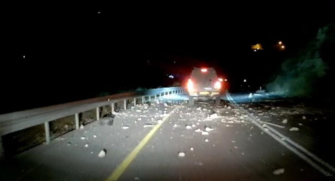 פורעים ערבים חסמו את כביש חוצה בנימין למשך 3 שעות