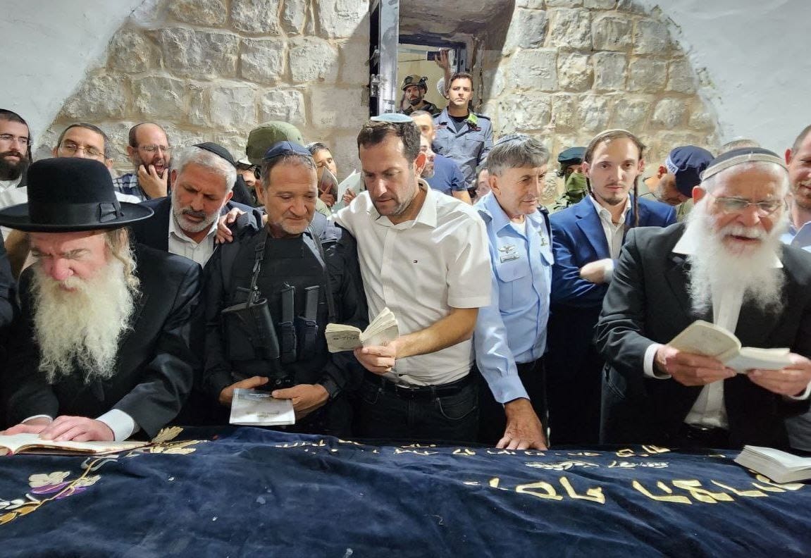המפכ"ל בקבר יוסף. צילום: רועי חדי